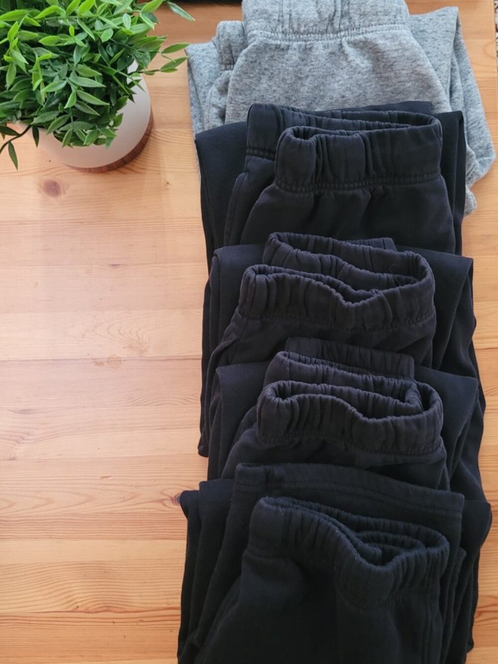 Old Navy black sweatpants 10-12YO Set of 5